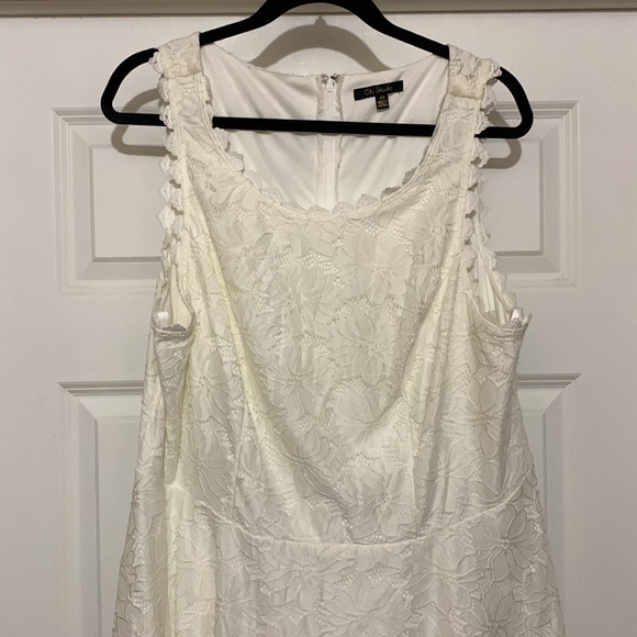 City Studio- size 20 - Macy’s - cream floral lace dress. Fully lined - Picture 2 of 5